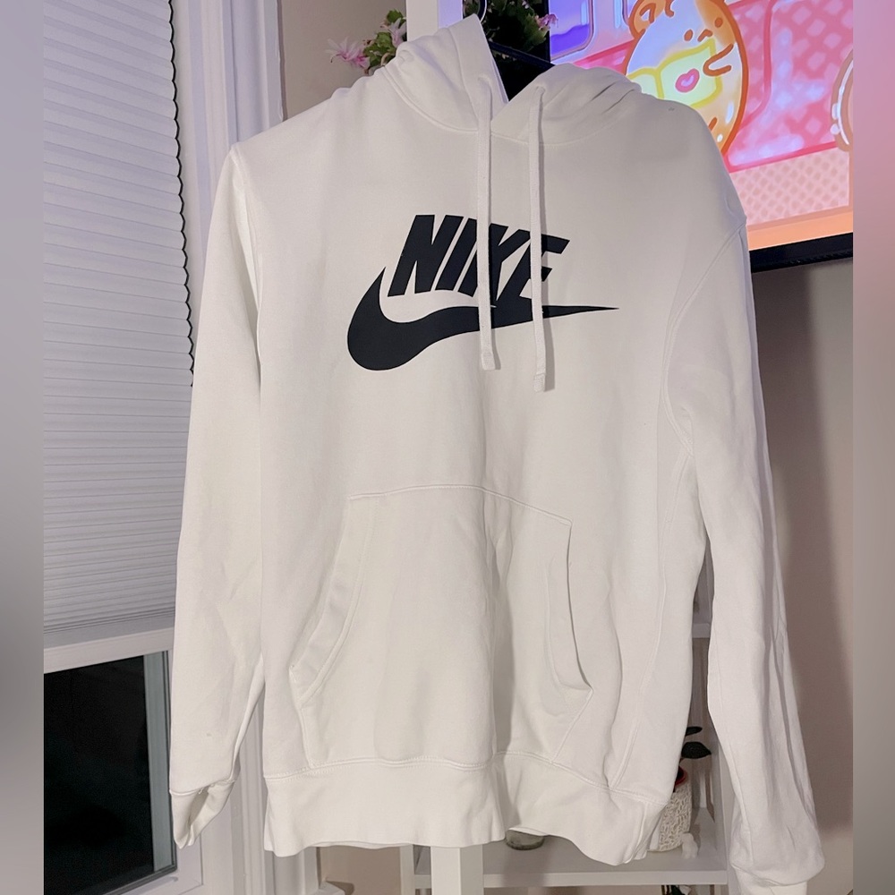 Medium unisex Nike sweatshirt🤍🦋🌸